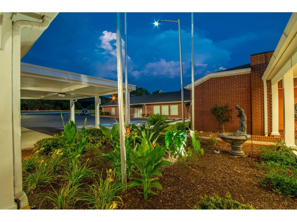 Winton Inn & Suites Barnwell Екстериор снимка