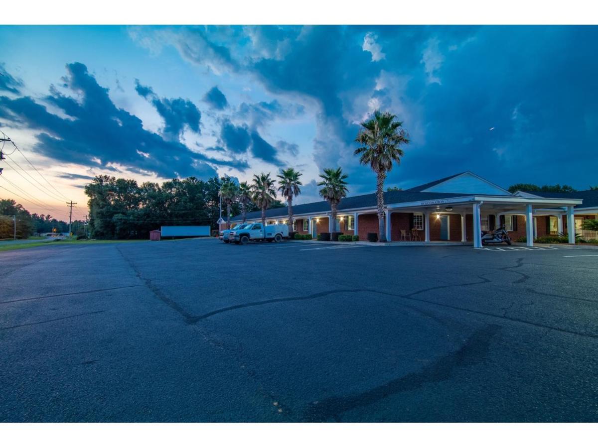 Winton Inn & Suites Barnwell Екстериор снимка